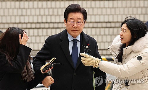 이재명 더불어민주당 대표가 17일 서울 서초구 서울중앙지법에서 열린 '대장동 배임·성남FC 뇌물' 관련 1심 속행 공판에 출석하며 법정으로 향하고 있다. [연합뉴스]